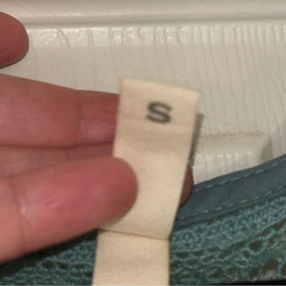 Tiny Button Front Criss Cross Tie Back Sleeveless Top - Picture 4 of 12